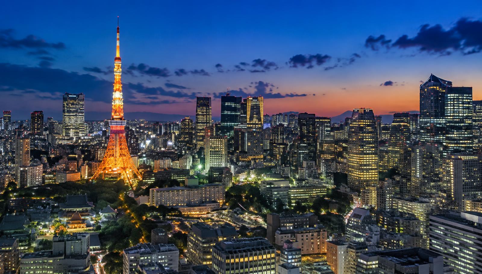 Tokyo skyline at dusk with the illuminated Tokyo Tower